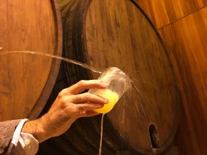 Espichando un culín de sidra desde un tonel de madera