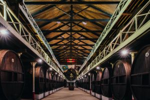 Imagen del interior de la bodega histórica de la fábrica de sidra El Gaitero