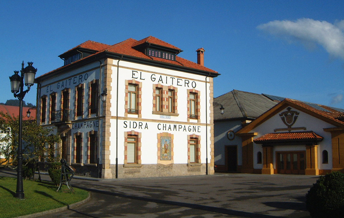 Edificio donde está presente la colección permanente de las Bodegas de sidra El Gaitero