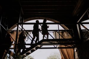 Turistas realizando una visita en el túnel del llagar de sidra Trabanco