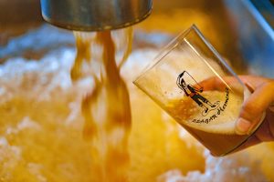 Prensa echando sidra dulce en el llagar de sidra Herminio