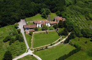 Vista panorámica del Palacio de Meres con sus pumaradas y sus bosques