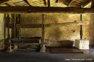 Llagar tradicional y antiguo de piedra, presente en el interior del Palacio de Meres