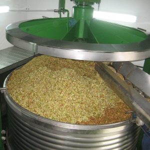 Prensa cargada de manzana triturada lista para prensar