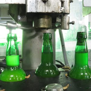Máquina corchando la sidra en botellas