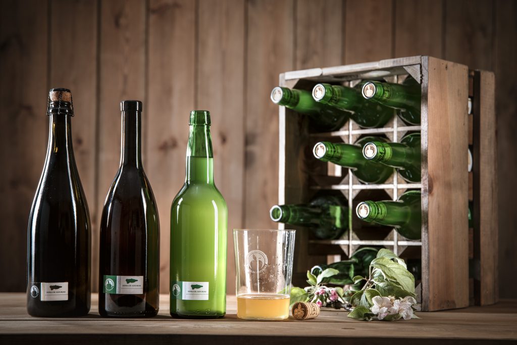 Botellas de Sidra de Asturias espumosa, filtrada y tradicional con la etiquetina