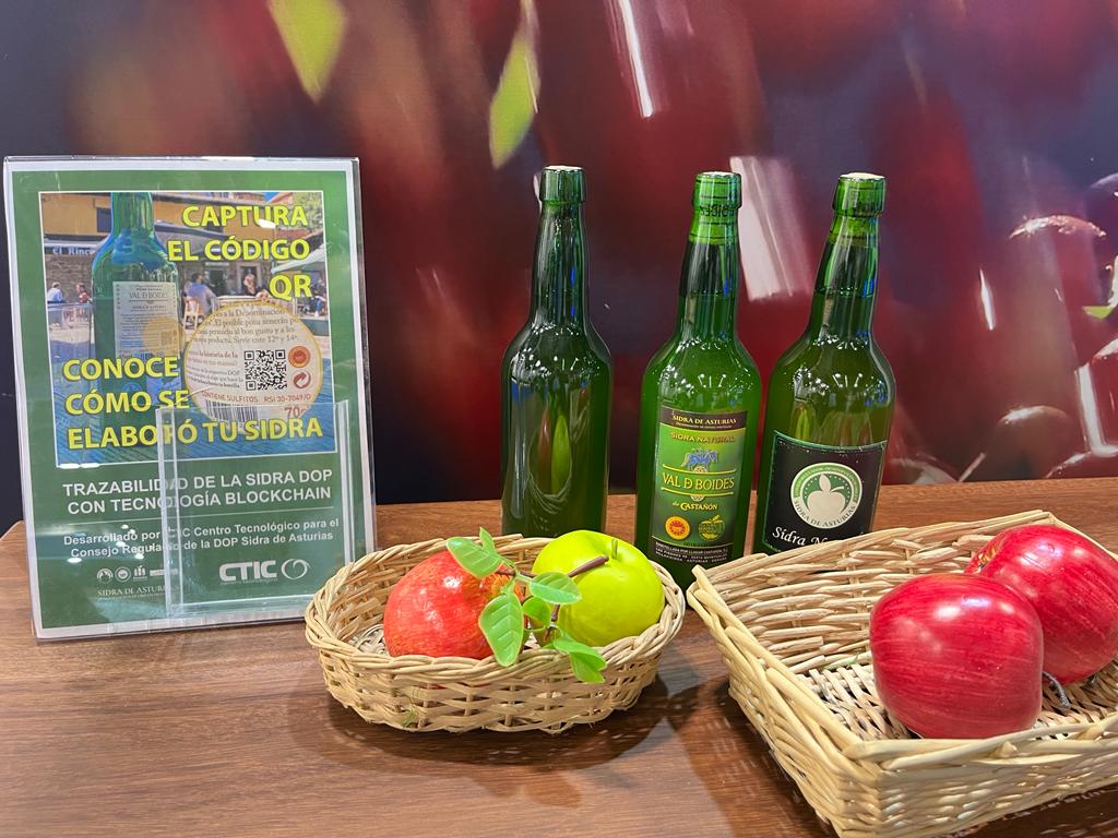 Botellas de sidra de la mesa del ricón sidrero del pabellón de Asturias