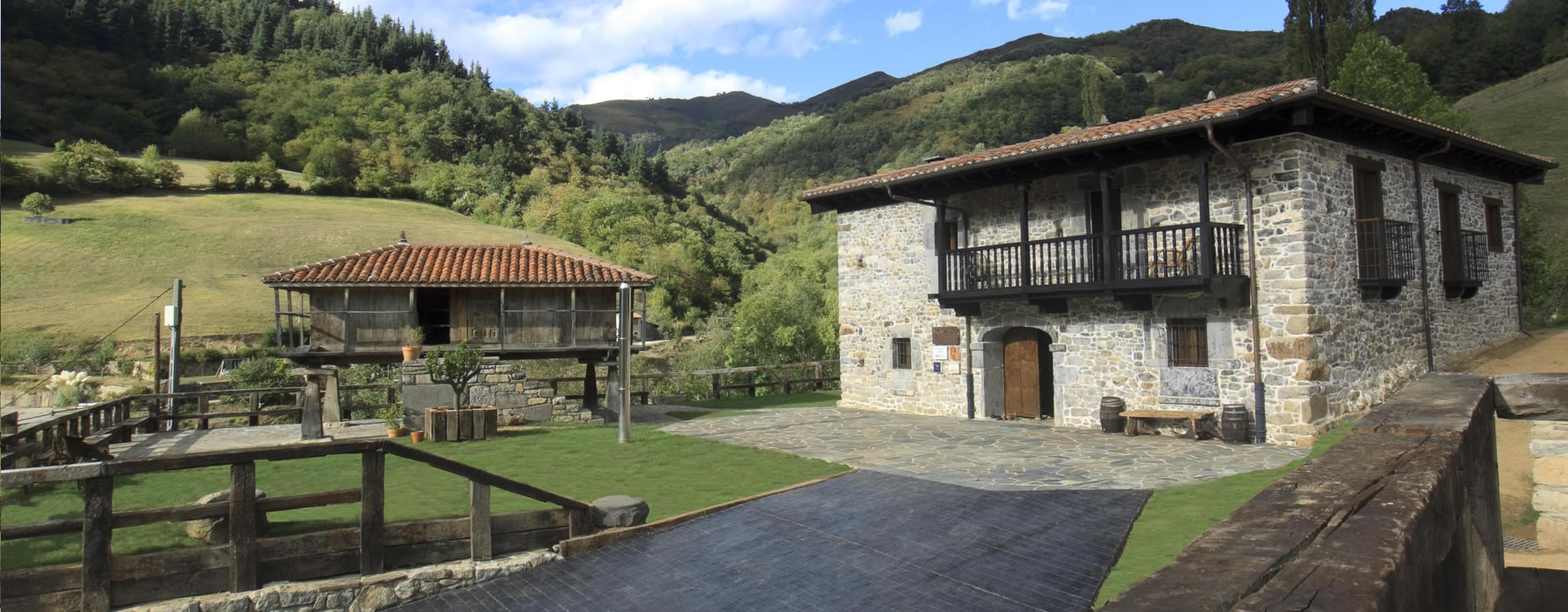 Casa rural El Castañiu y jardín