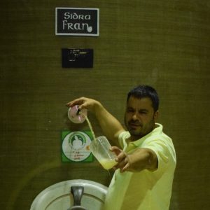 Javier Ramos espichando un culín de DOP Sidra de Asturias, Ramos del Valle