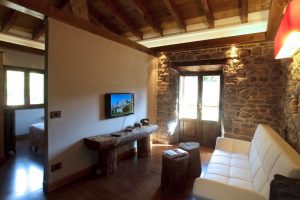 Salón de suite de casa rural el Castañíu