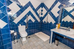 Baño adaptado de una de las habitaciones de Ca Cuetu Calter