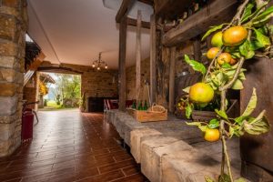 Interior de la casa, hall con el llagar antiguo a un lado de Ca Cuetu Calter
