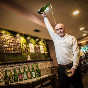 Echando un culín DOP Sidra de Asturias en la Manzana Sidrería