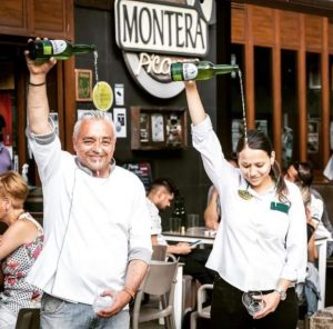 Emilio y Alejandra echando un culín, en la sidrería La Montera Picona