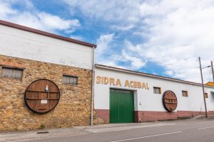 Entrada del llagar de sidra Acebal (lateral)
