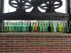 Botellas y prensa antiguas