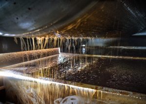 Prensa neumática del llagar de Piñera pingando (echando sidra dulce)