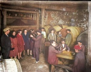 Bebiendo sidra en un llagar de Colunga 1910 - 1930 (a color)