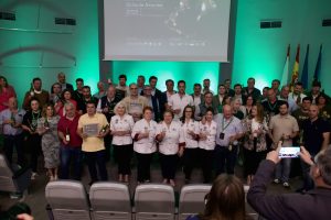 Foto de grupo de los premiados junto al resto de elaboradores, XII Salón Sidra de Asturias