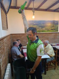 Saúl echando un culín de sidra