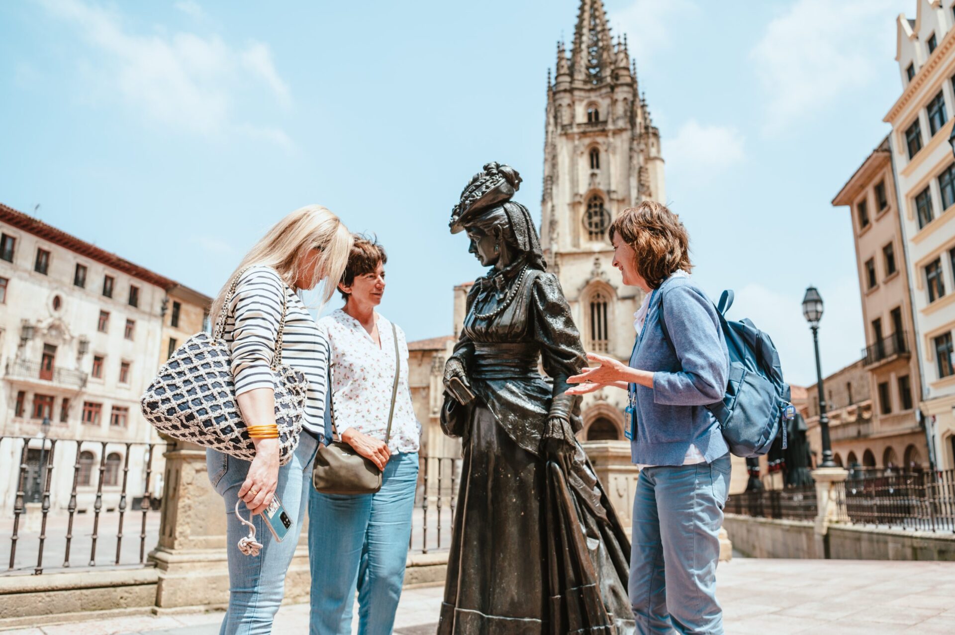 Fátima guiando a dos turistas en Oviedo