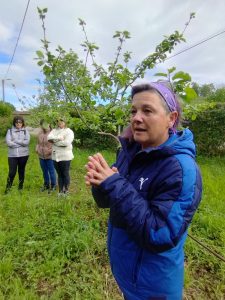 Begoña explicando durante la visita a su finca
