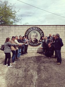 Foto grupo en el llagar de sidra Vda de Angelón