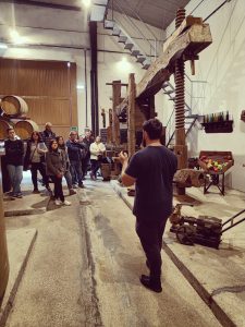 Miguel explicando en la visita