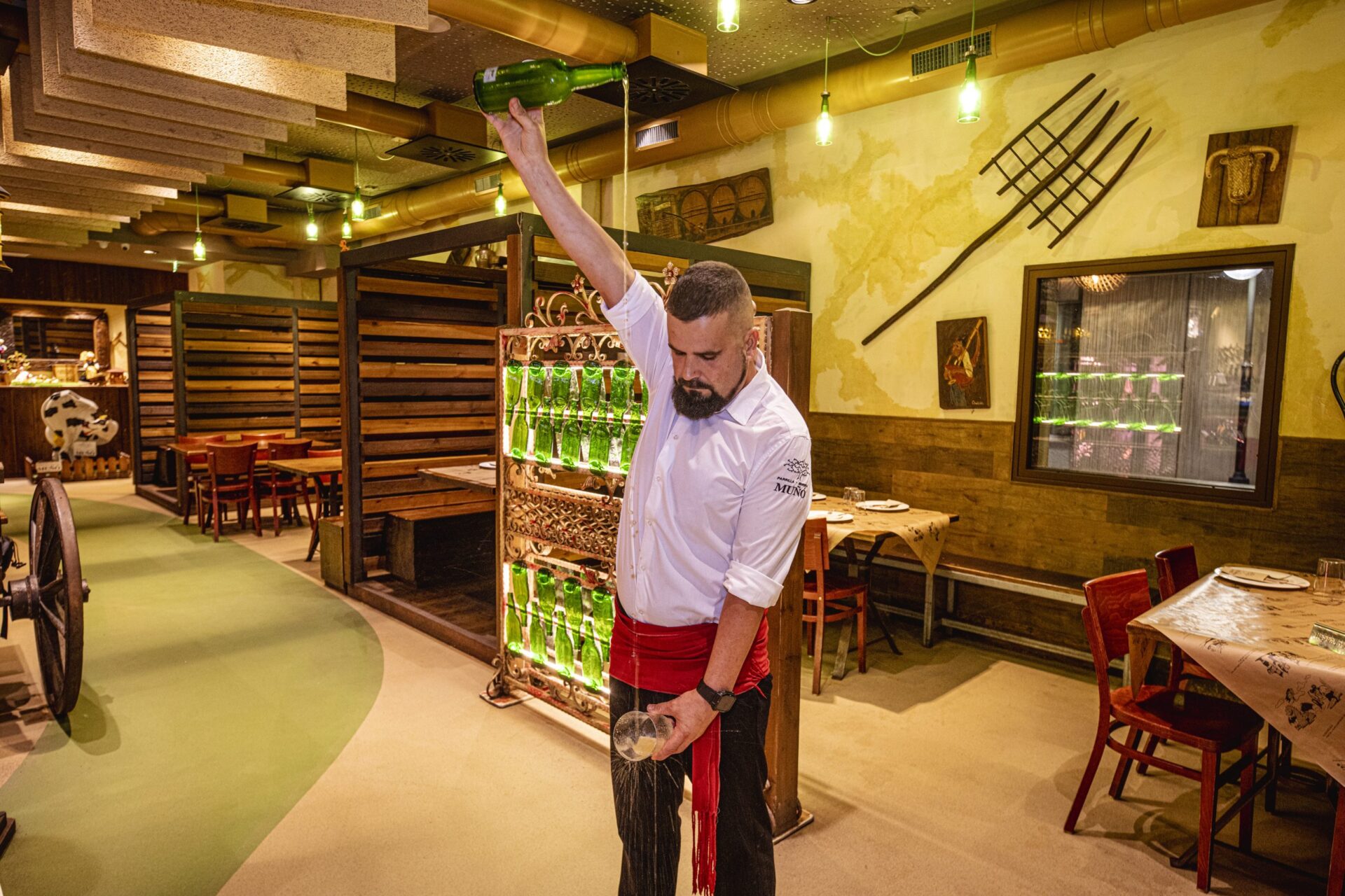 Escanciando en la zona de sidrería de la Parrilla Muñó Poniente