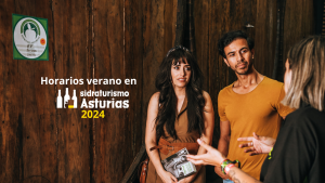Cartel Horarios verano S.A. 24, fondo con personas realizando una visita guiada a un llagar de sidra asturiana