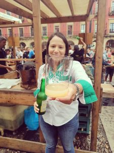 Alejandra de la Montera Picona escanciando el día de la Sidra, en la Fiesta de la Sidra Natural de Gijón