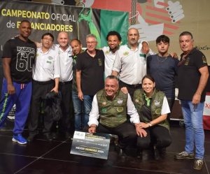 Premio Mejor Sidrería. La Montera Picona, junto a todos sus participantes en el Concurso de Escanciadores de la Fiesta de la Sidra Natural de Gijón