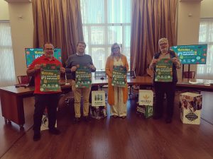 Socios en la presentación de Mayando con Sidraturismo Asturias con el cartel