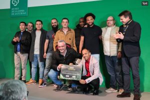Mejor equipo de escanciadores por sidrería, la Montera Picona de Ramón