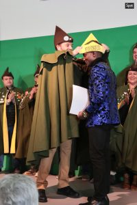 Ricardo, presidente de la buena cofradía de los siceratores poniendo la montera picona de oro al mejor escanciador de Asturias 2024, Salvador Ondó