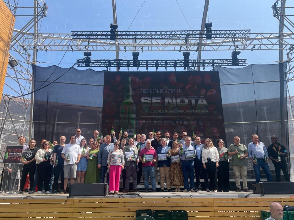 Foto de grupo de personas en el escenario del Salón Sidra de Asturias 2025