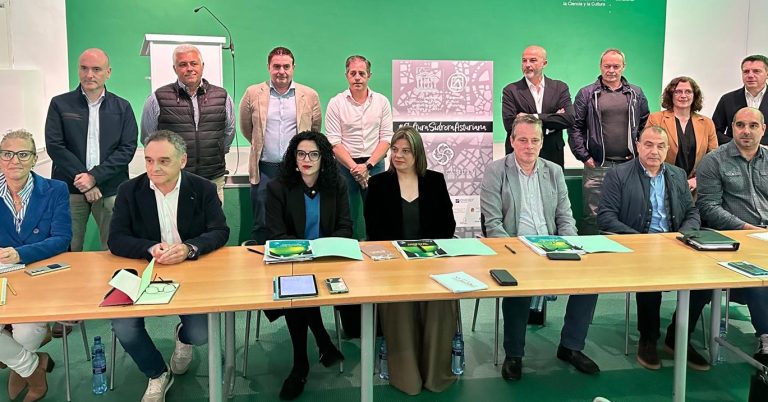 Grupo asesor formado por diferentes personas que están sentadas y de pie