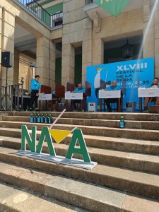 Jurado y escanciadora durante la final del concurso de sidra natural de Nava