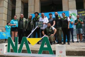 El equipo de escanciadores de La Montera Picona, mejor sidrería del Concurso de Escanciadores de Nava, recogen el premio