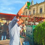 Escanciando un culín en Fiesta de la Sidra de Villaviciosa