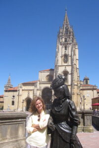 Regina Buitrago junto a la estatua de la Regente en Oviedo