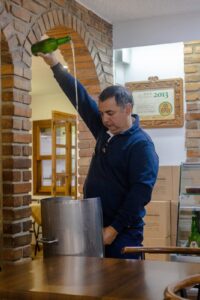 Manuel Niembro escanciando