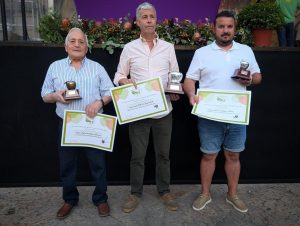 Ganadores en el Concurso Sidra Natural Villaviciosa 2026, con diploma y trofeo