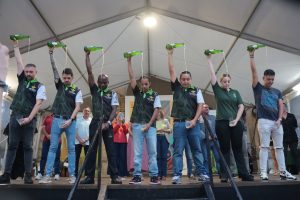 Los mejores del concurso de escanciadores de Villaviciosa 2026, escanciando un culete de sidra