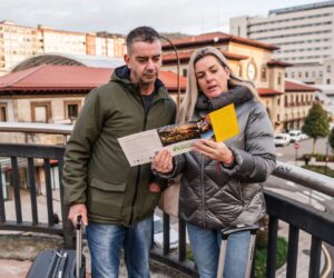 2023 – Sidraturismo IV-003 Turistas con maletas viendo un folleto