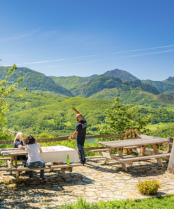escanciando-sidra-campiellos Escanciando sidra en Campiellos. Foto de Mamparis, cedida por Turismo Asturias